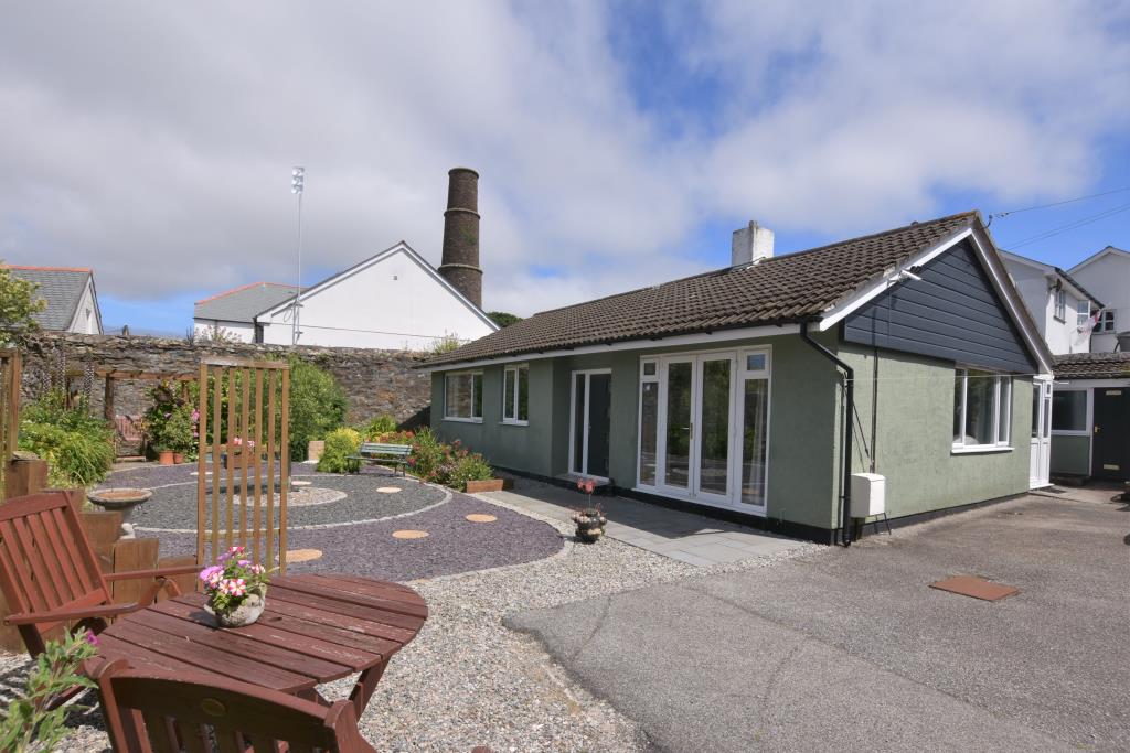 Lot: 16 - DETACHED BUNGALOW IN CENTRAL LOCATION - 